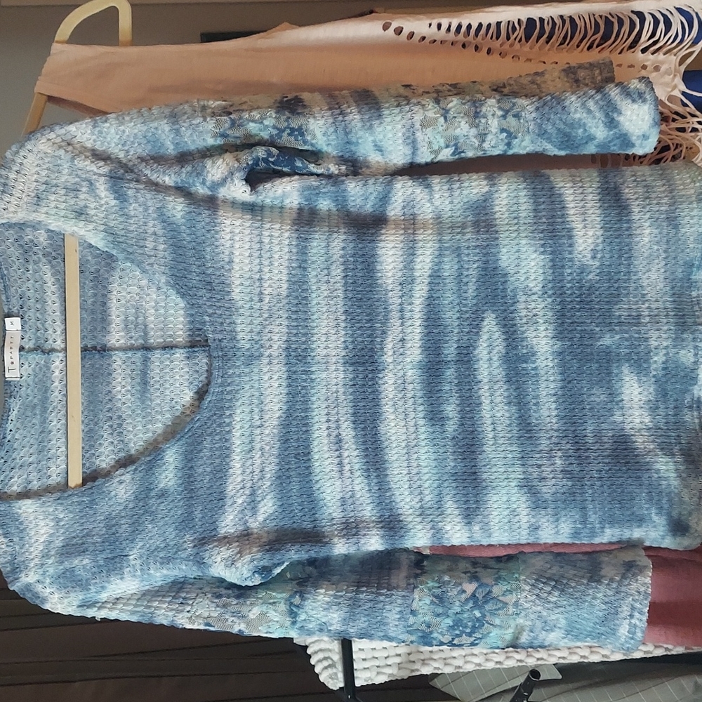 T Party Blue White Tye dye Lace Bell Sleeve Knit U Neck Top Sz M
